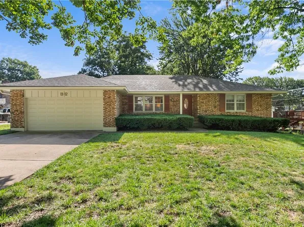 1312 SW Sunrise Dr, Blue Springs, MO 64015