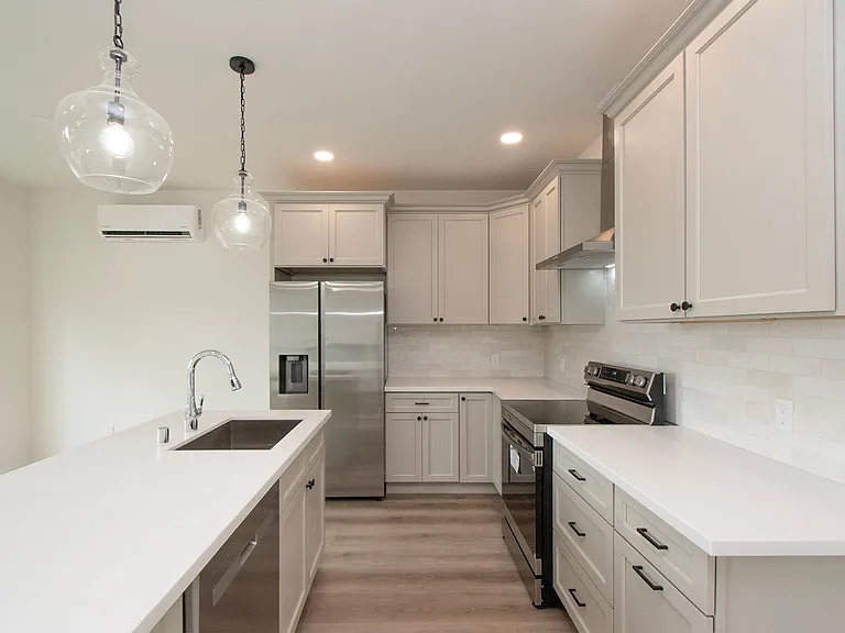 1104 W Lauridsen Blvd #1-4 — Photo 10