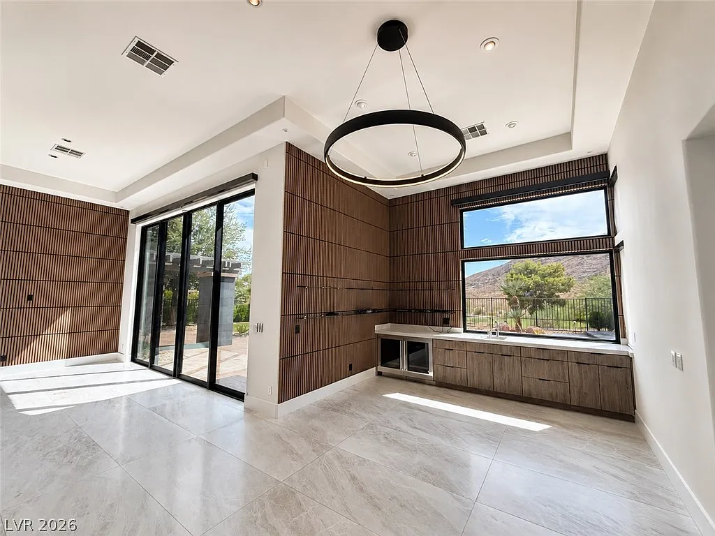 3 bed, 5.0 bath, 4996 sqft, $22,000 — Photo 1