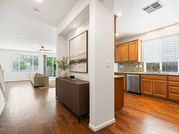 5th image of 906 Baytree Pl