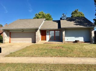 1329 W Cedarbrook Ln, Moore, OK 73170