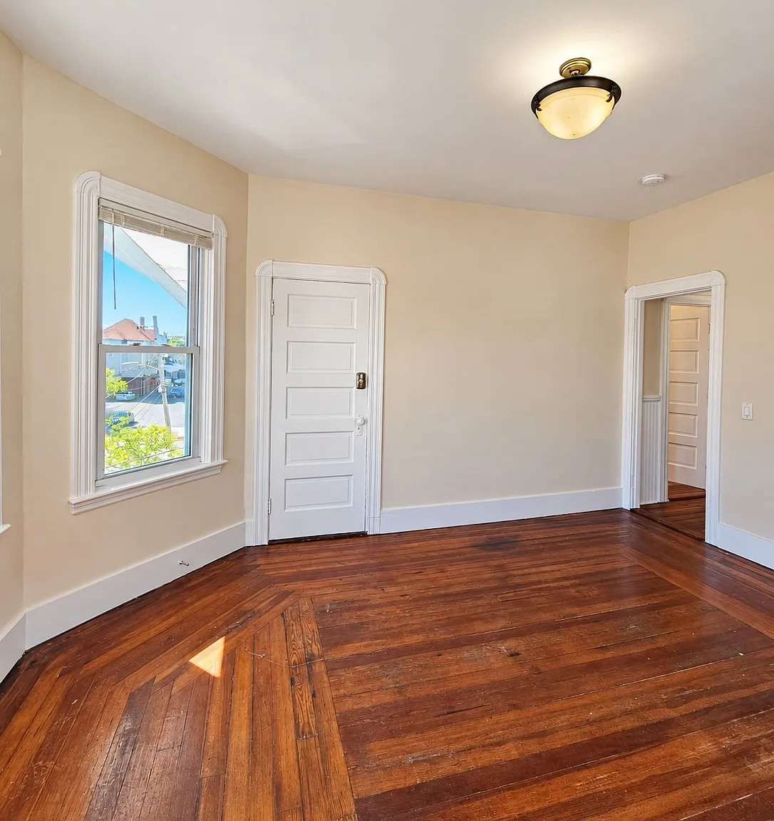 3 bed, 1.0 bath, 950 sqft, $1,600 — Photo 4