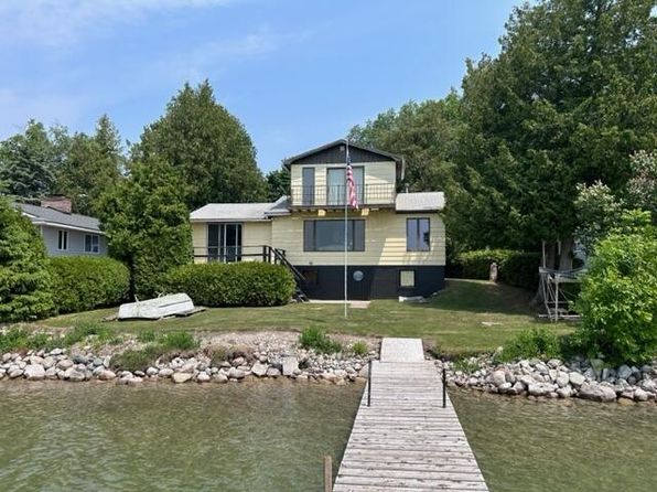 7597 McCreery Dr, Presque Isle, MI 49777