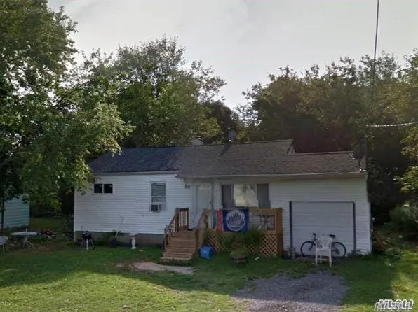 742 Hoffman Ave, Bellport, NY 11713