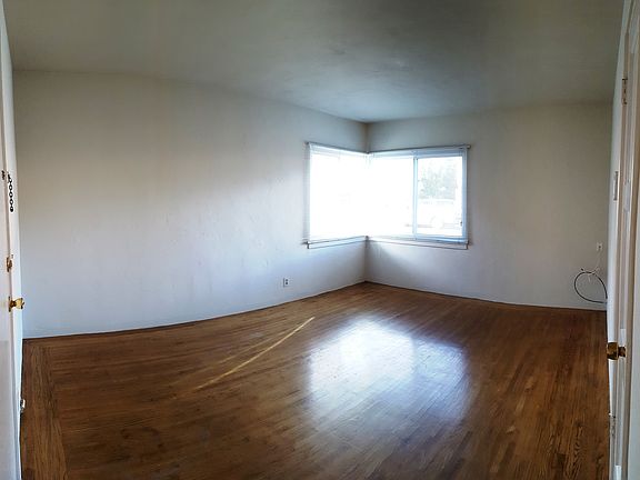 3rd image of 825 Roble Ave APT 1