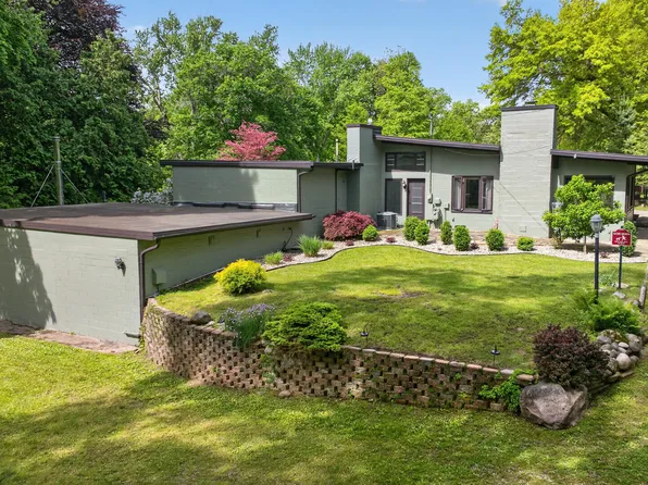 2934 Robinson Rd, Jackson, MI 49203