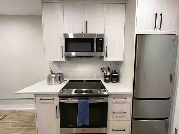 5th image of 227 E Walton Pl APT 1W