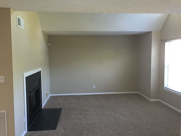 Living area (vaulted)