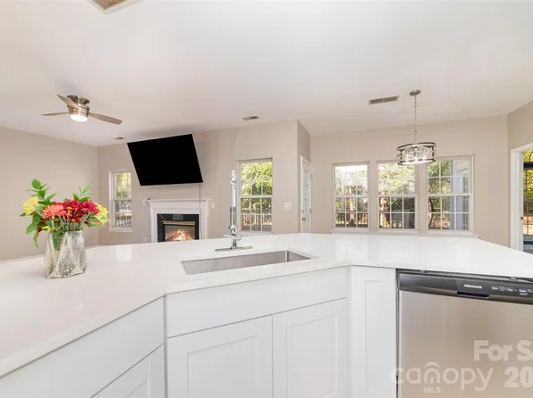 12538 Cardinal Woods Dr, Pineville, NC 28134