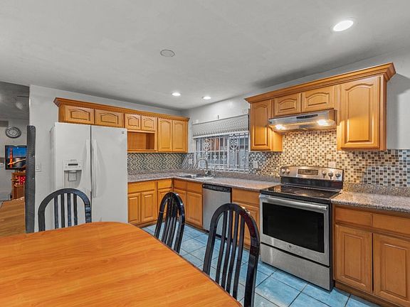 3rd image of 1164 Creston Ln