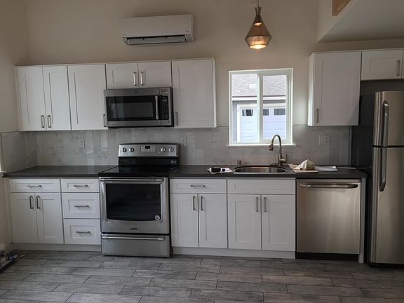3rd image of 831 Ryland St