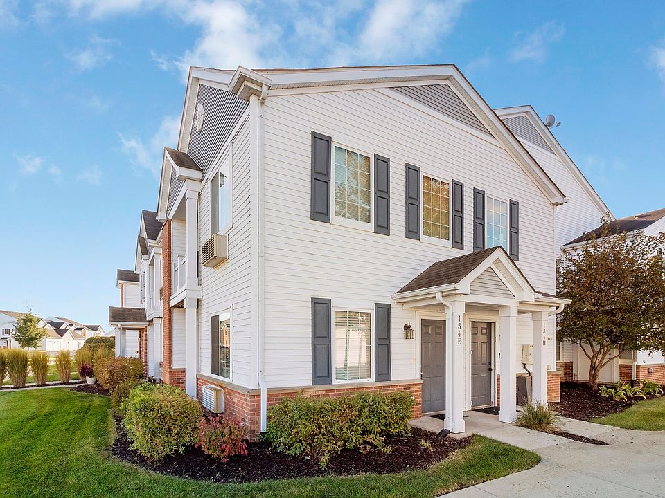 Enjoy easy living, easy commute! 2 bed, 2 bath condo with great community amenities!