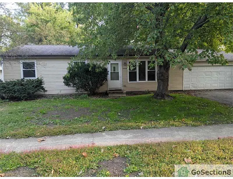 1404 Kings Way photo 1