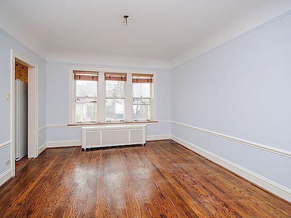 4th image of 5649 N Sacramento Ave