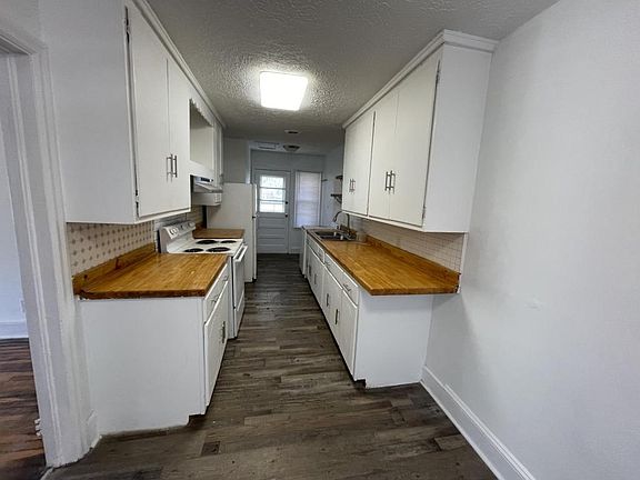 3rd image of 610 S Sycamore St