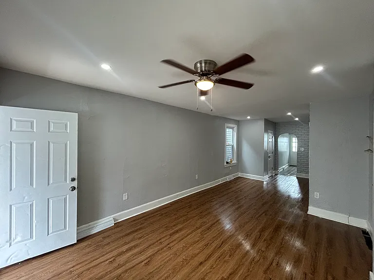 240 Henry St — Photo 2