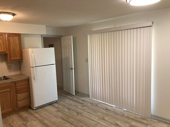 4th image of 204 Surrey Ln