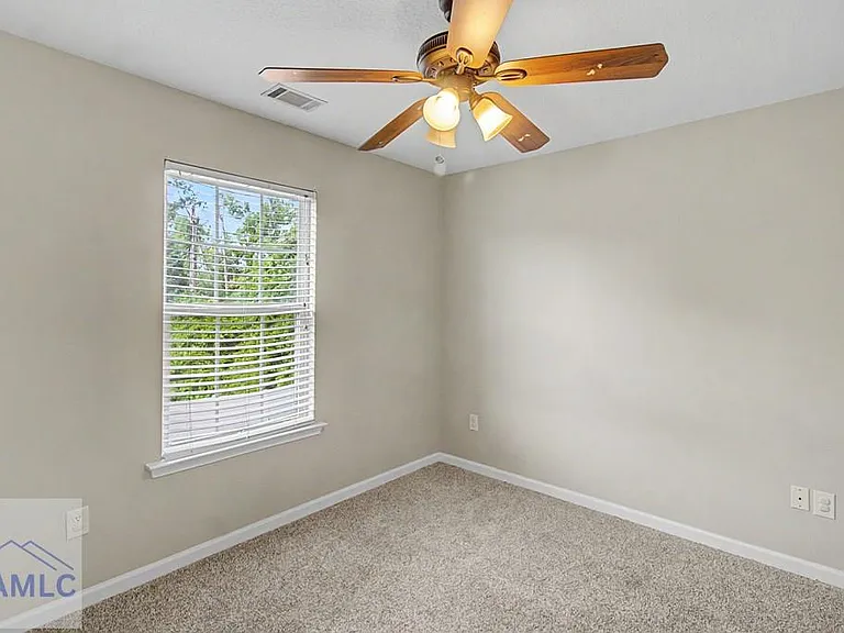 401 E Banks St — Photo 14