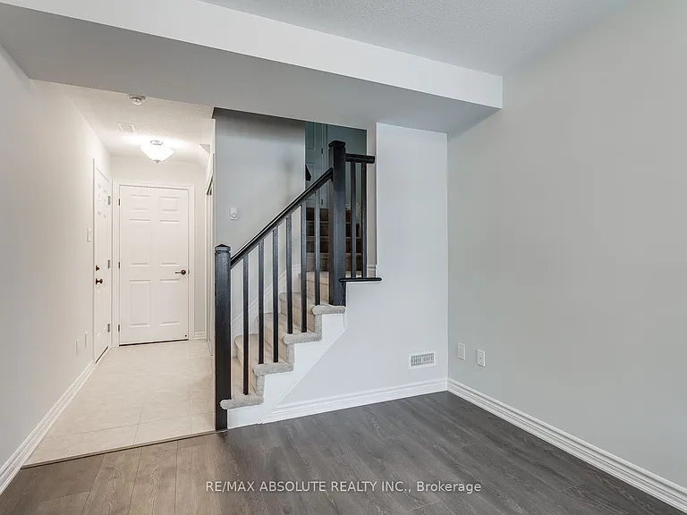 315 Pumpkinseed Cres — Photo 3