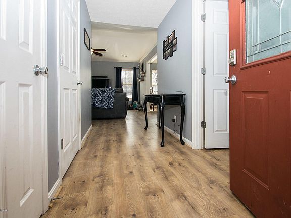 4th image of 842 Twin Oaks Dr