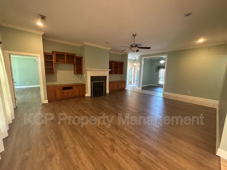2109 Barrington Dr — Photo 5