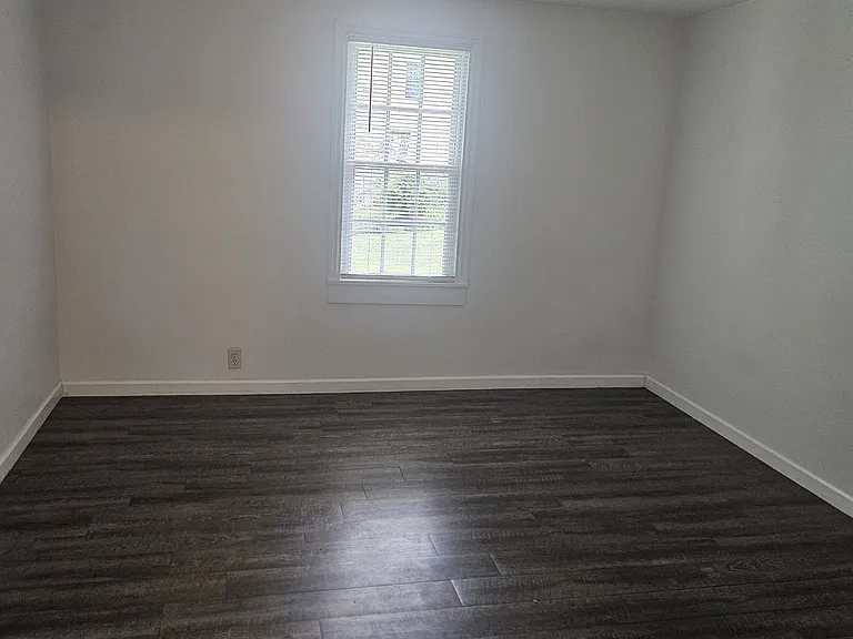 1008 Market St E — Photo 17