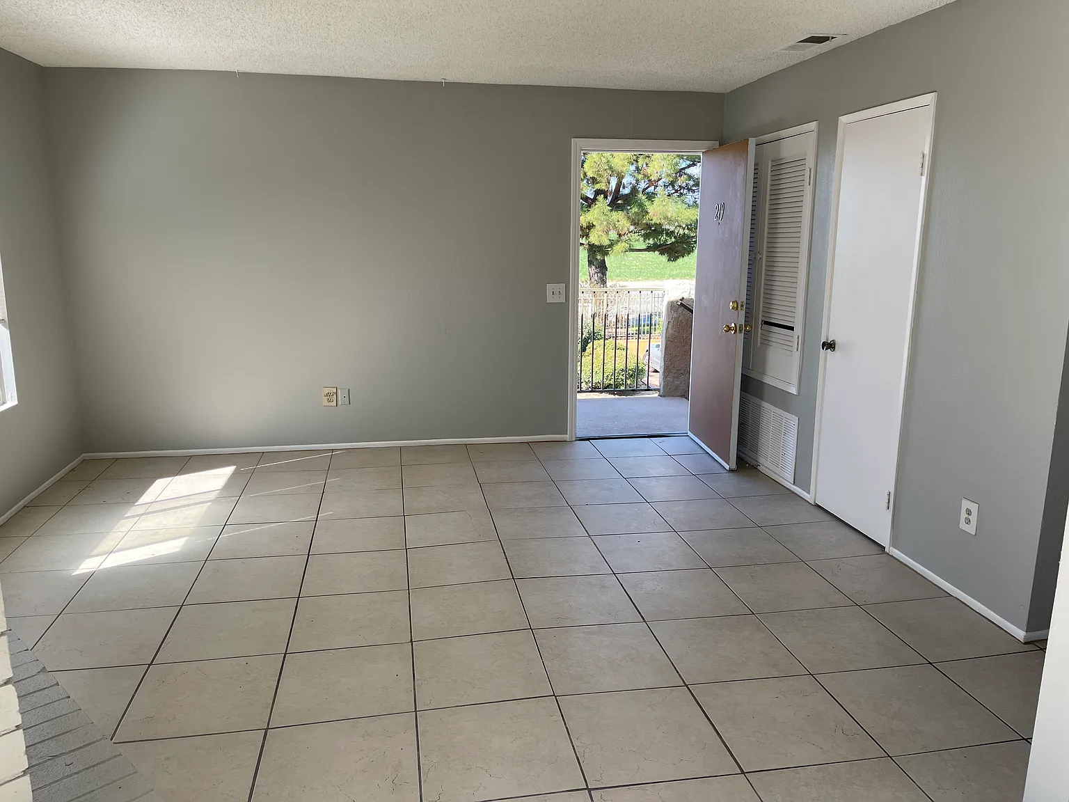 1025 N Tippecanoe Ave — Photo 4