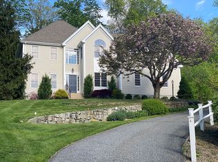 17 Hearthstone Rd, Hopkinton, MA 01748