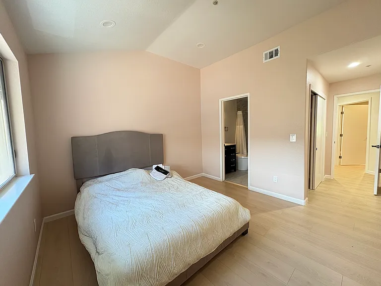 414 Galleria Dr #4 — Photo 27