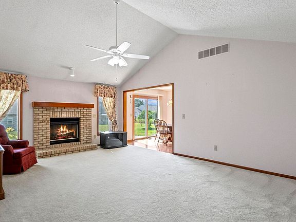 4th image of 216 Aspen Dr