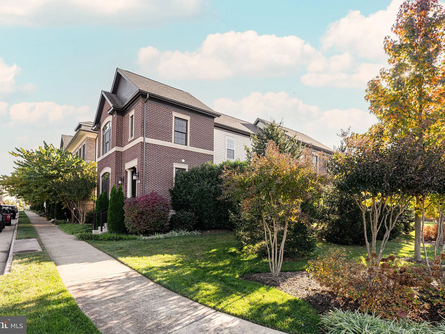 5 bed, 4.5 bath, 3897 sqft, $5,750 — Photo 4