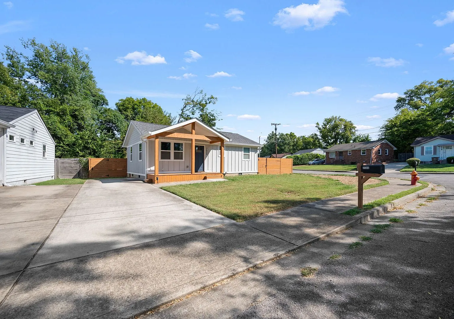 Beautifully Renovated Home Near Downtown Nashville! — Photo 2
