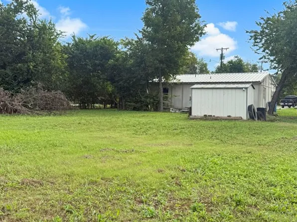 210 Carrie Mabrie St, Trenton, TX 75490