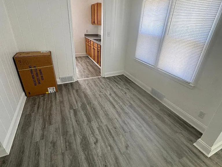 1807 E Walnut St — Photo 4