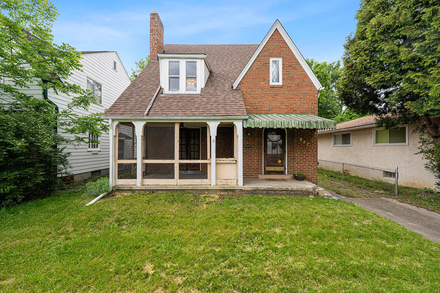 947 Kelton Ave photo 1