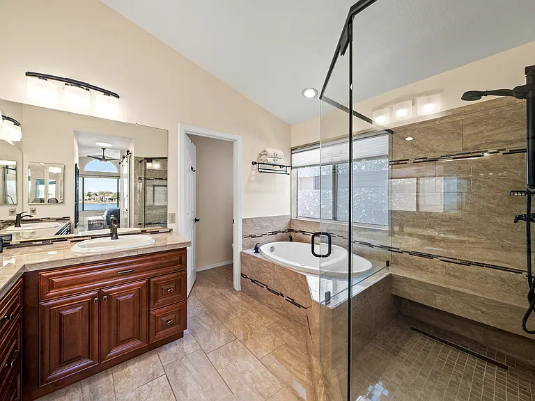master bath with large jetted soaking tub