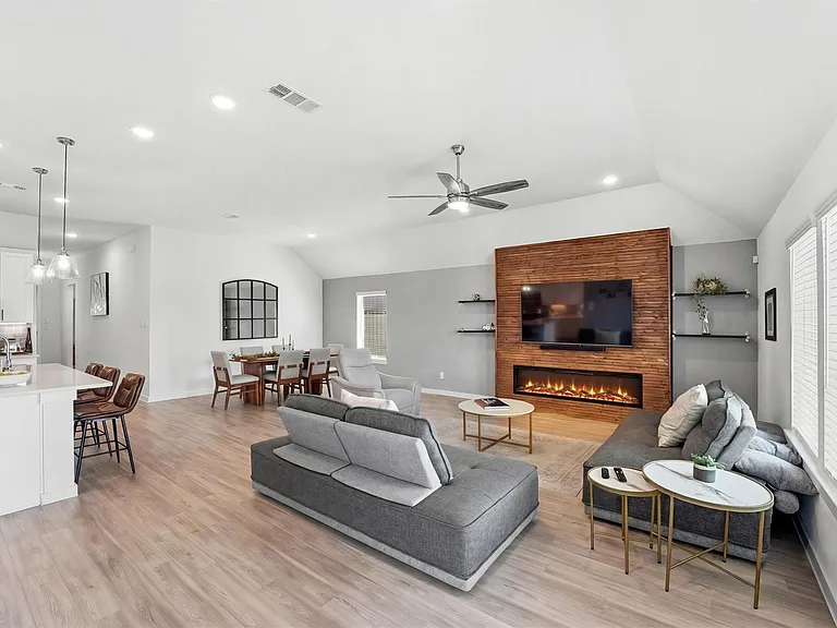 8611 Pier Cove Dr — Photo 3