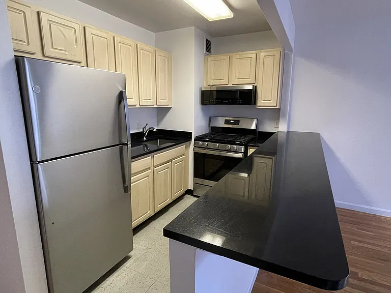 619 E 11th St #4A — Photo 4