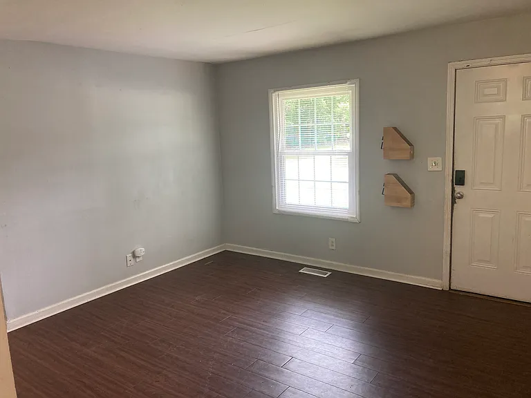 111 Trinity Dr — Photo 5