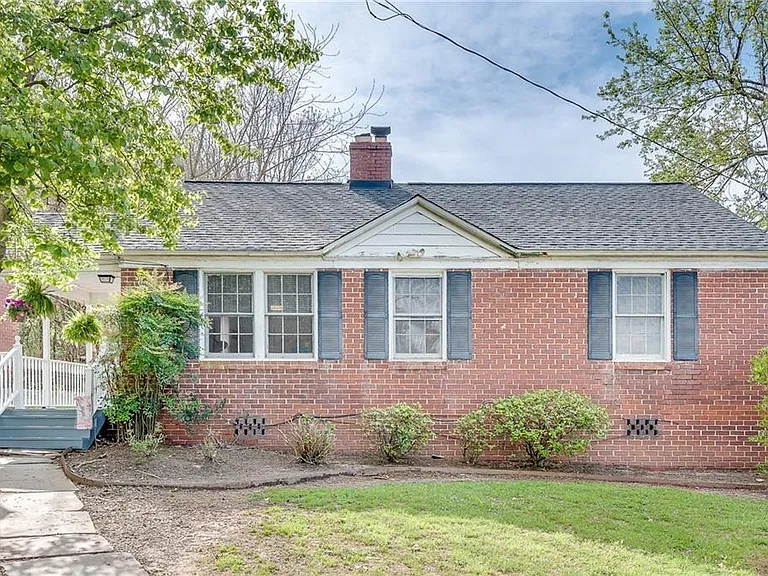 388 Ashley Ave NE — Photo 2