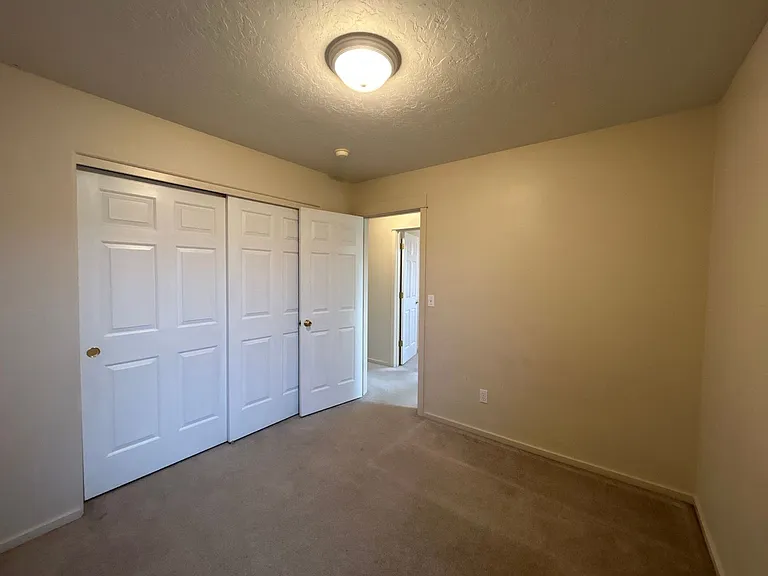 450 NE Hillcrest St — Photo 8