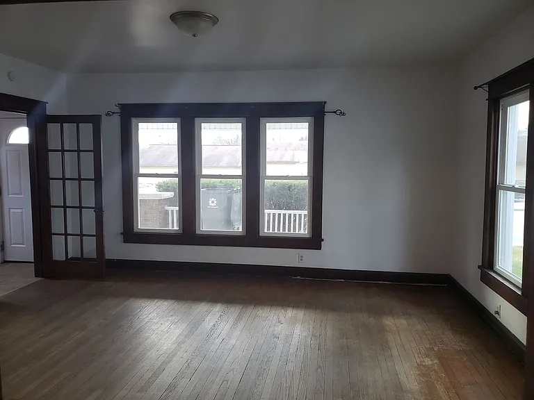 1009 S Walnut St — Photo 4