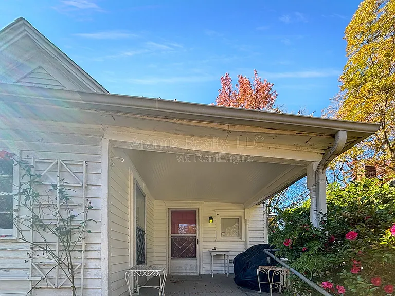 1064 Curran St NW #B — Photo 1