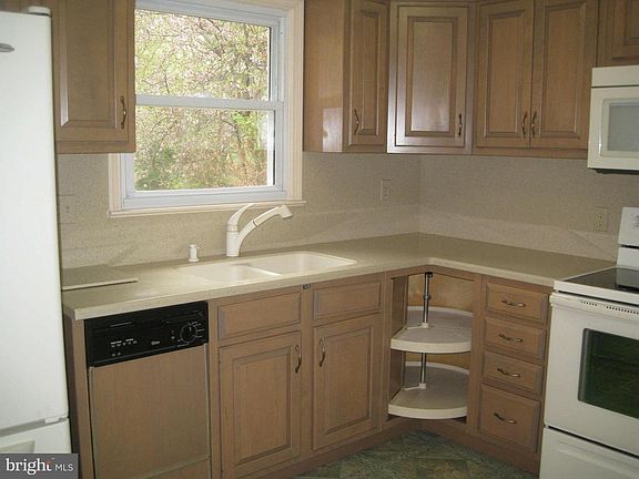 5th image of 317 Ash Hollow Dr #1