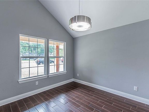 4th image of 219 S Oak Cliff Blvd