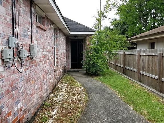 4th image of 804 Waltham St #A