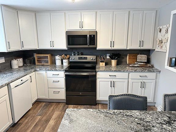 5th image of 30 Greenwood Dr