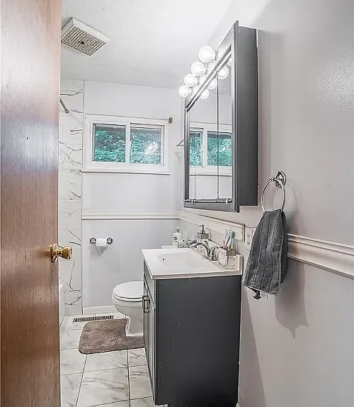 Full bathroom 1