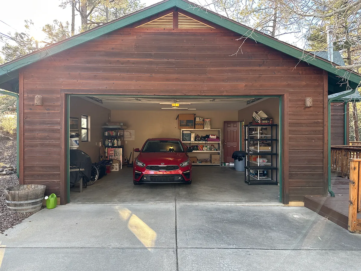 Garage with space for two cars - 2190 Lessig Cir W