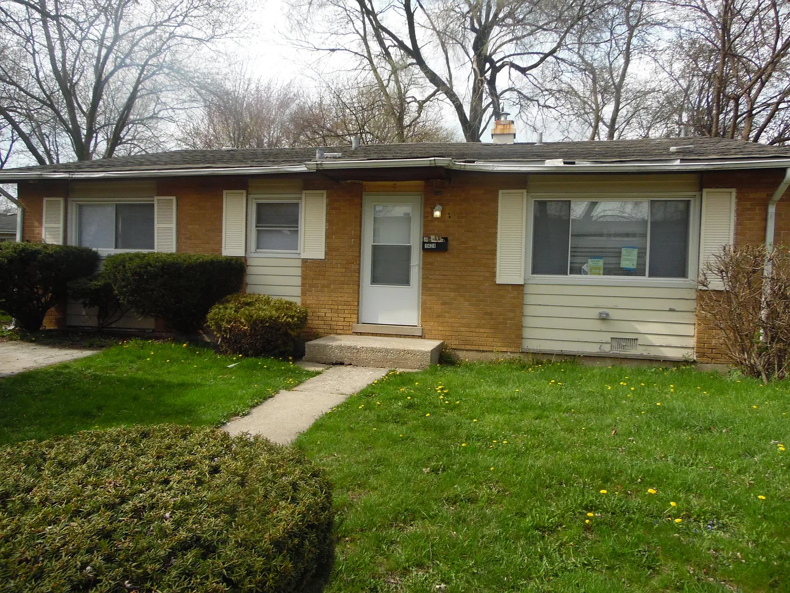 1424 E 154th Pl photo 1